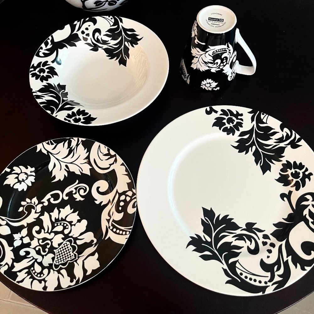 4-Piece B&W Damask Dinnerware - 8 Place Settings